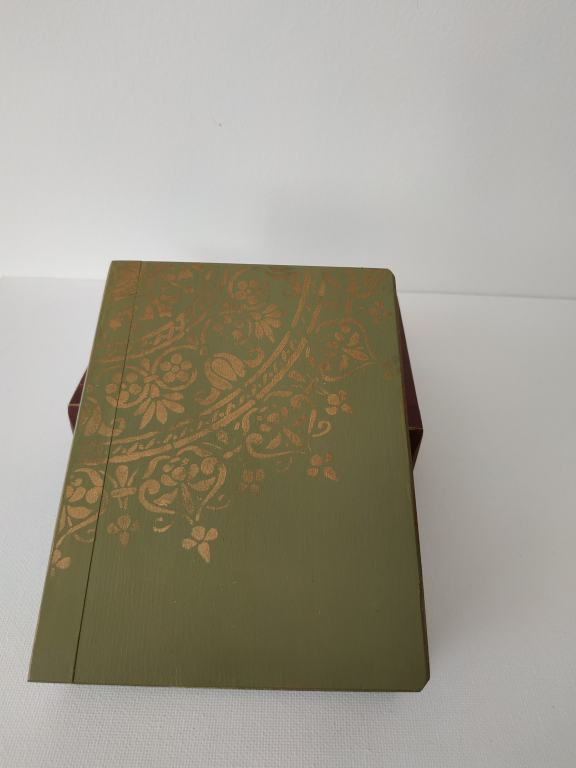Titkok őre- könyv formájú doboz (oliva zöld) - Kerékgyártó Emese