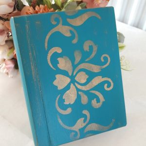 Könyv formájú puzzle doboz